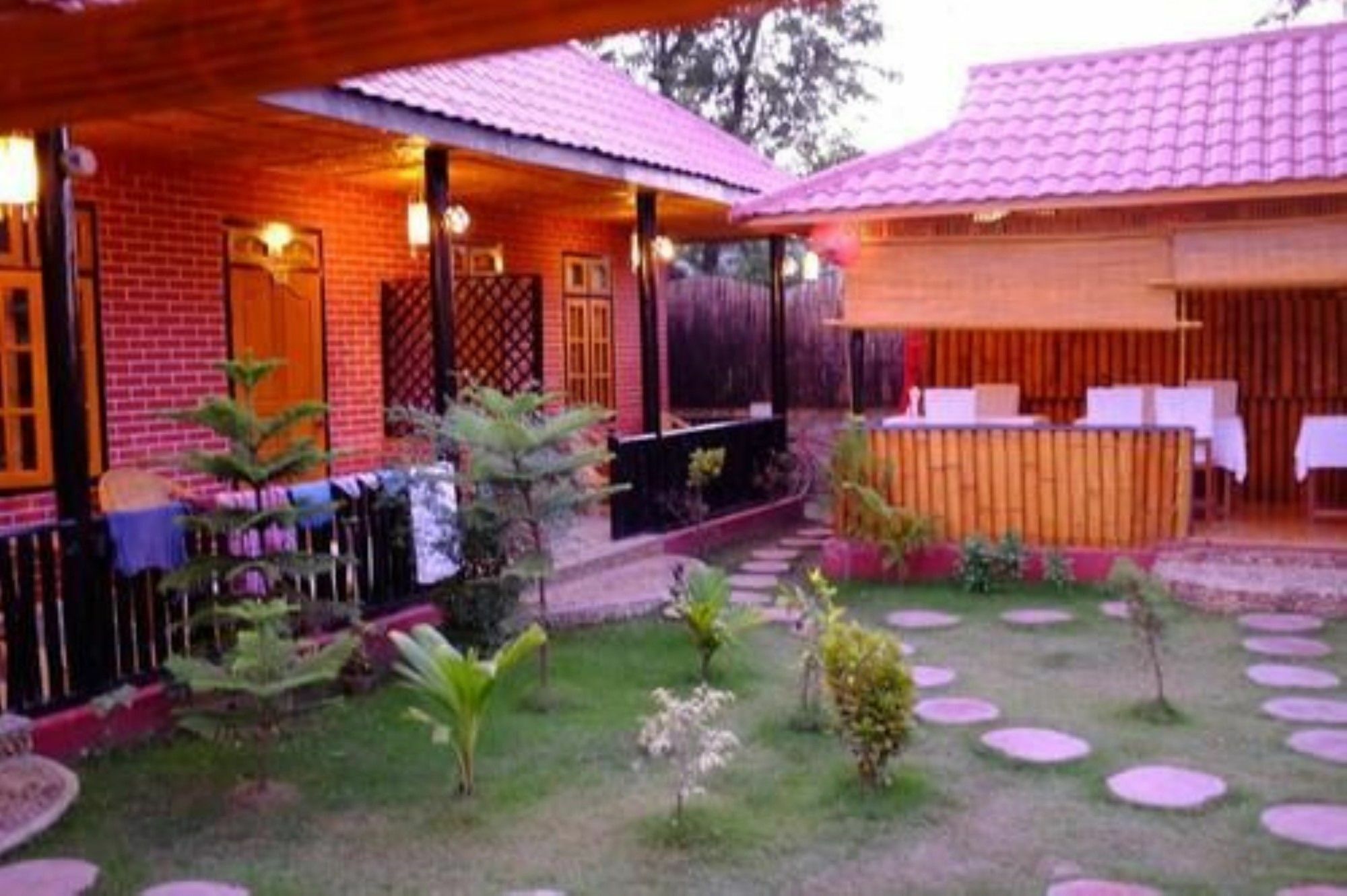 Palace Nyaung Shwe Guesthouse Extérieur photo
